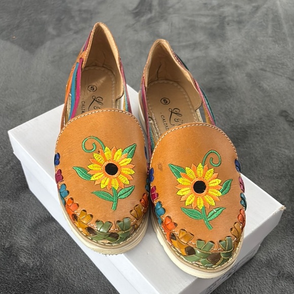 Colorful Embroidered Women's Loafers - Picture 2 of 6